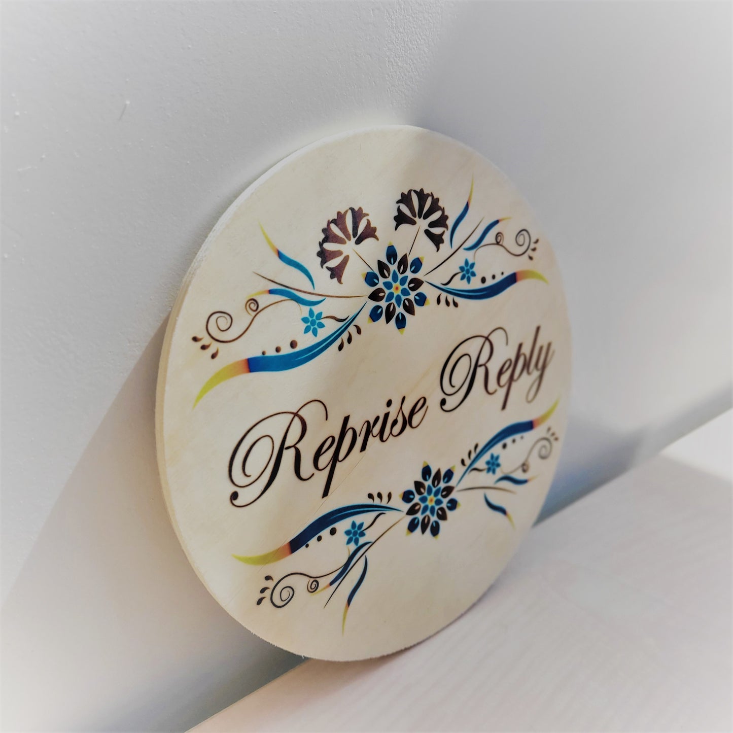 Houten cirkel naambord met design