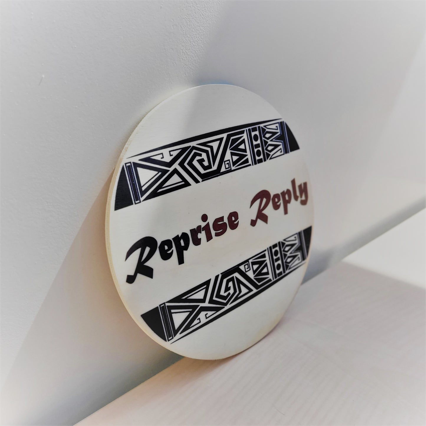 Houten cirkel naambord met design